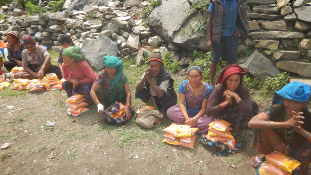 Verteilen von Esswaren IHMA Caroline Weishaupt Hilfe Nepal
